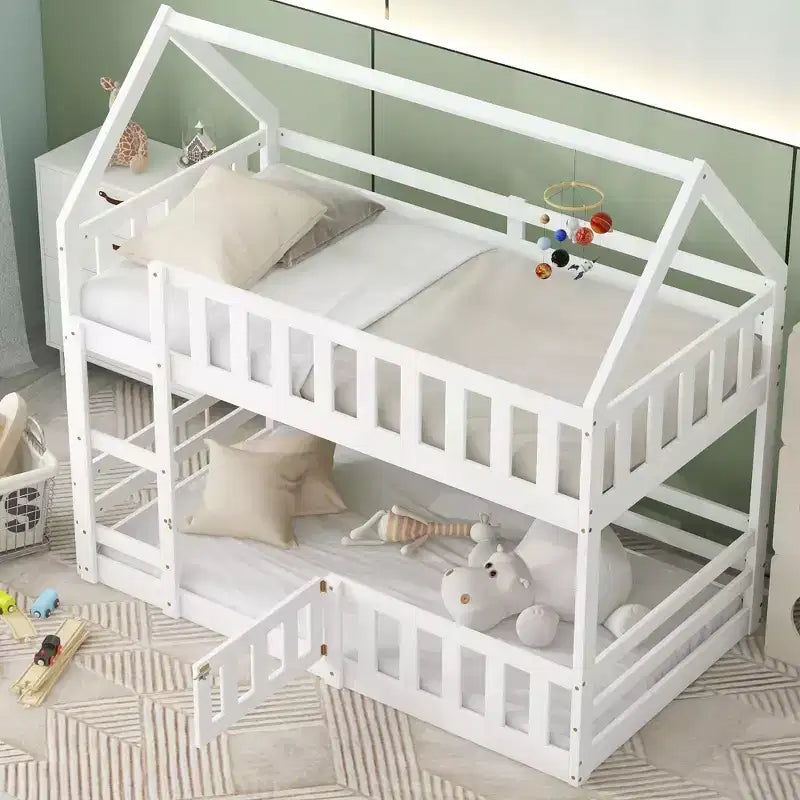 Lit superposé cabane jumeau sur jumeau pour enfants, lit superposé bas au sol avec clôture et porte, lit superposé cabane en bois de taille jumeau