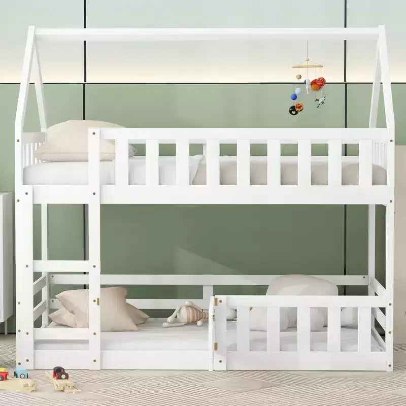 Lit superposé cabane jumeau sur jumeau pour enfants, lit superposé bas au sol avec clôture et porte, lit superposé cabane en bois de taille jumeau