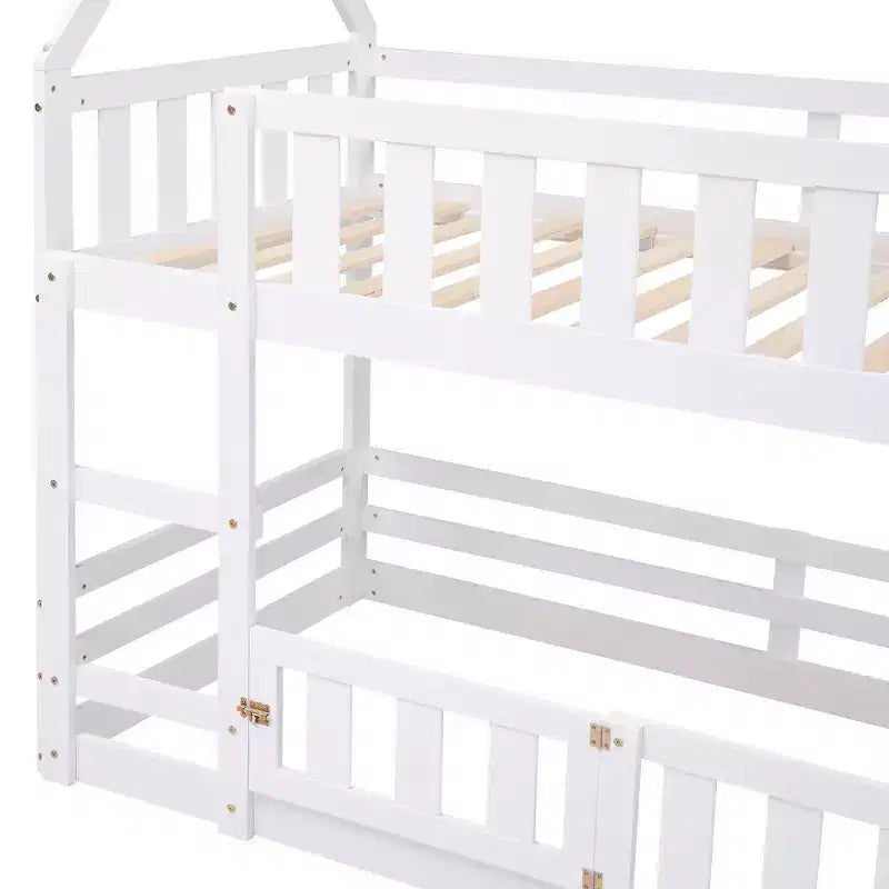 Lit superposé cabane jumeau sur jumeau pour enfants, lit superposé bas au sol avec clôture et porte, lit superposé cabane en bois de taille jumeau