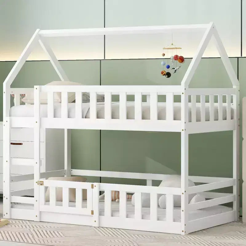 Lit superposé cabane jumeau sur jumeau pour enfants, lit superposé bas au sol avec clôture et porte, lit superposé cabane en bois de taille jumeau