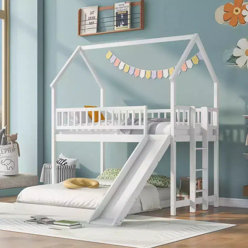 Lit superposé cabane jumeau sur grand avec échelle intégrée et toboggan, cadre de lit superposé en bois avec garde-corps pleine longueur pour chambre de filles et de garçons