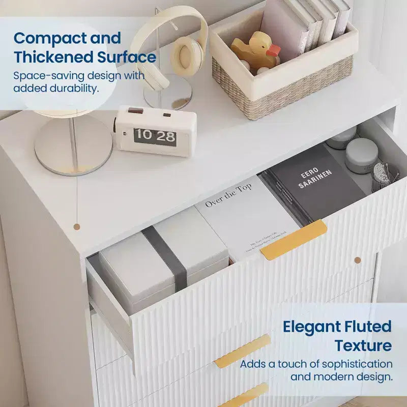 Commode à 5 tiroirs GustoWave avec façades cannelées et poignées dorées, meuble de rangement haut pour chambre à coucher