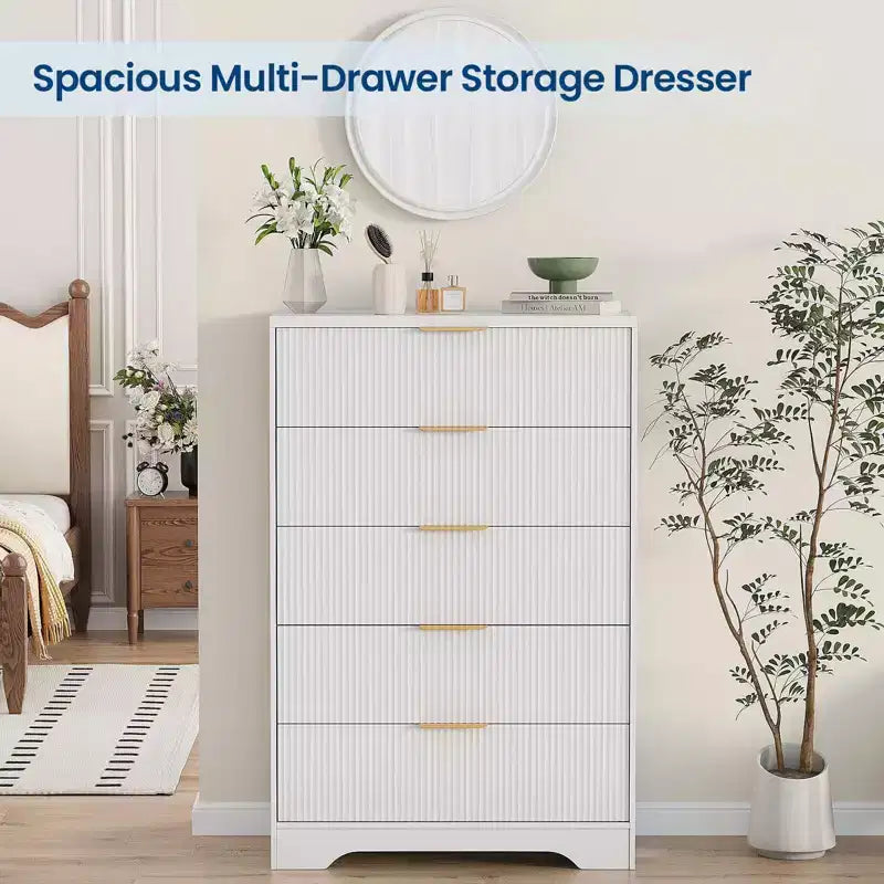 Commode à 5 tiroirs GustoWave avec façades cannelées et poignées dorées, meuble de rangement haut pour chambre à coucher