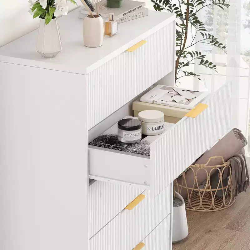 Commode à 5 tiroirs GustoWave avec façades cannelées et poignées dorées, meuble de rangement haut pour chambre à coucher