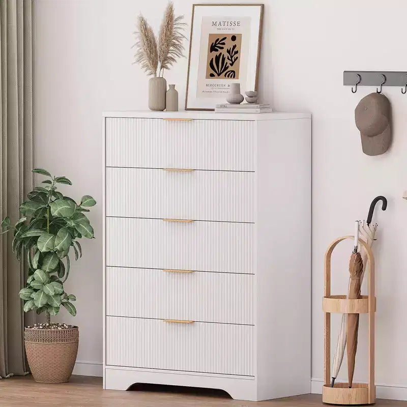 Commode à 5 tiroirs GustoWave avec façades cannelées et poignées dorées, meuble de rangement haut pour chambre à coucher