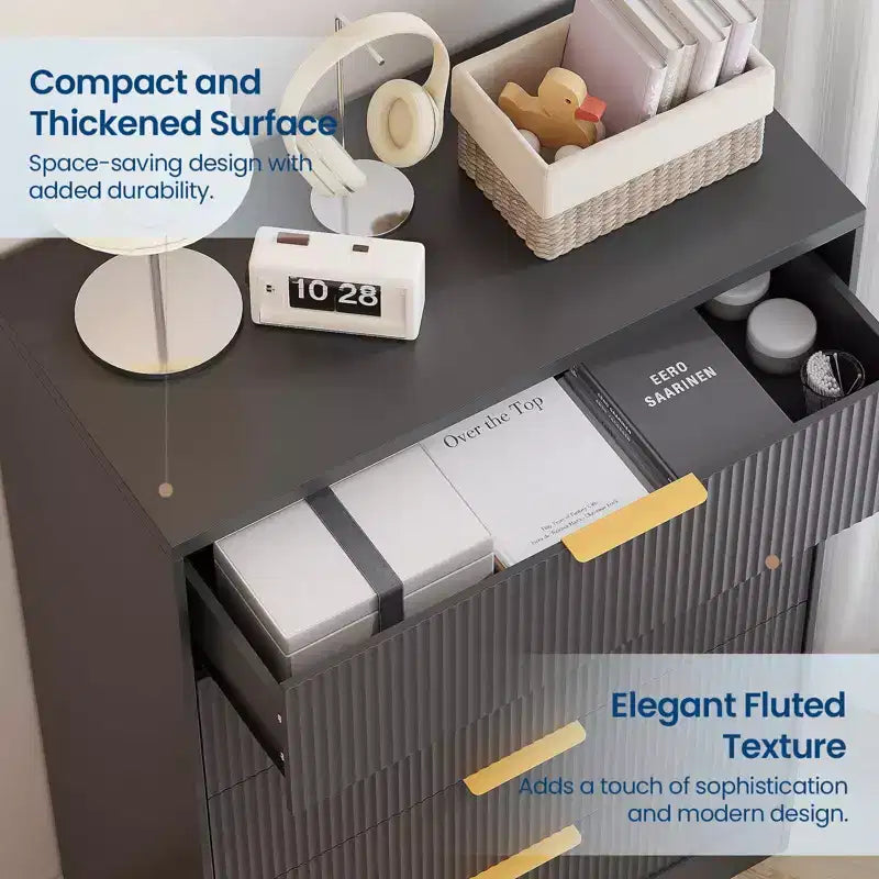 Commode à 5 tiroirs GustoWave avec façades cannelées et poignées dorées, meuble de rangement haut pour chambre à coucher