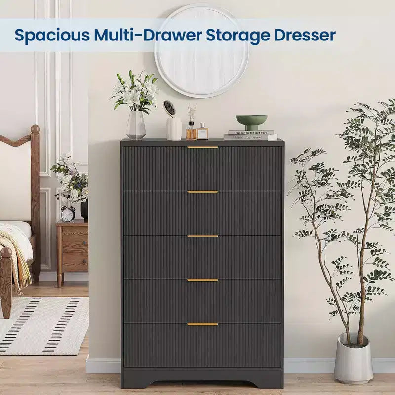 Commode à 5 tiroirs GustoWave avec façades cannelées et poignées dorées, meuble de rangement haut pour chambre à coucher