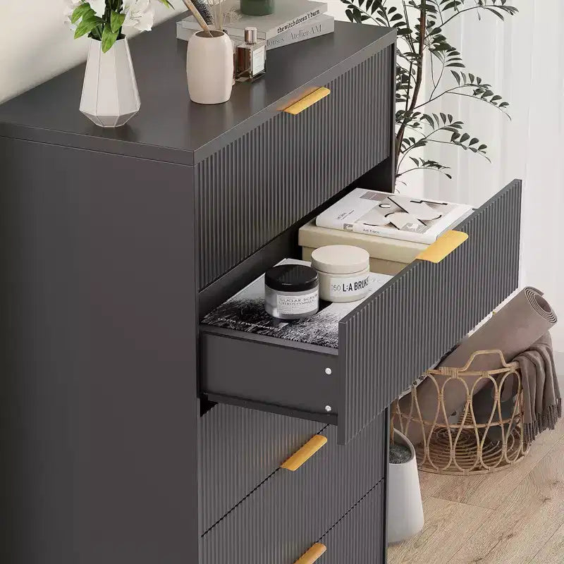 Commode à 5 tiroirs GustoWave avec façades cannelées et poignées dorées, meuble de rangement haut pour chambre à coucher