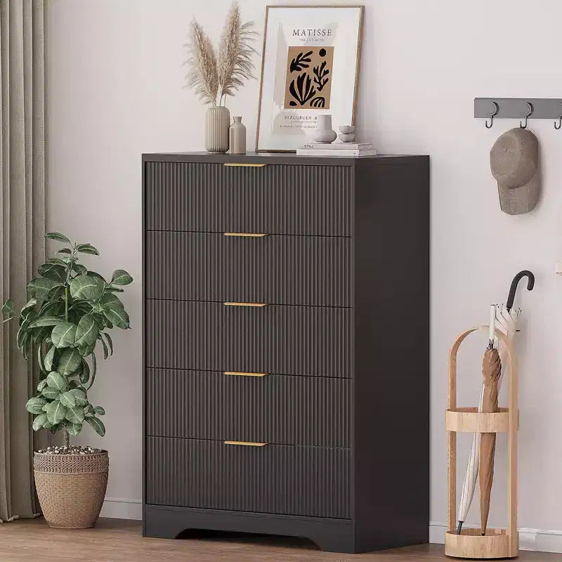 Commode à 5 tiroirs GustoWave avec façades cannelées et poignées dorées, meuble de rangement haut pour chambre à coucher
