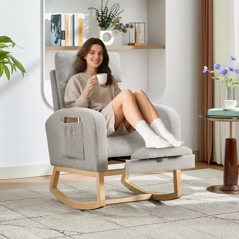 Fauteuil à bascule rembourré et confortable avec repose-pieds réglable et pochette latérale, fauteuil d'appoint moderne pour chambre de bébé ou salon