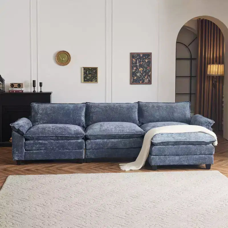 Karl Home | Canapé en chenille bleu avec ottomane, accoudoirs rembourrés et coussin double épaisseur de 305 cm de large
