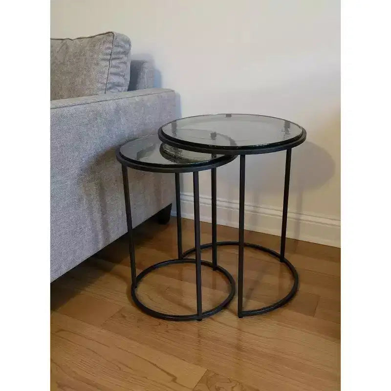 HomeRoots Ensemble de deux tables gigognes rondes en verre transparent et en métal canon de fusil