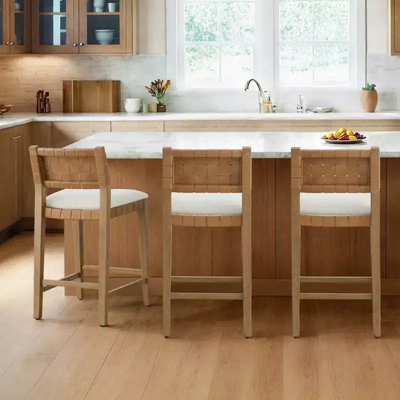 Tabouret de bar Spruce&Spring 26 en bois massif hauteur comptoir avec dossier en PVC tressé à la main et assise rembourrée, lot de 2