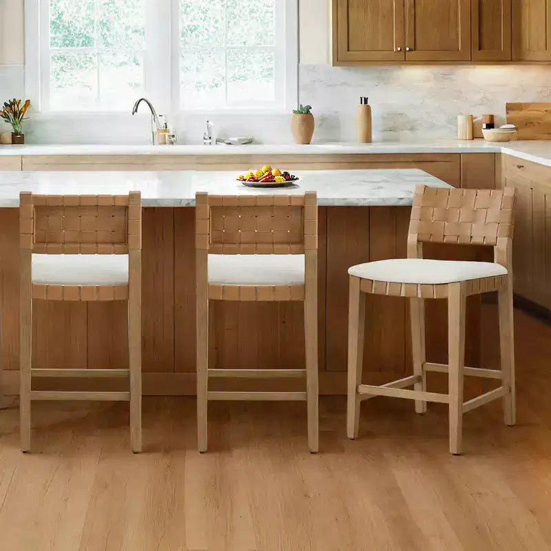 Tabouret de bar Spruce&Spring 26 en bois massif hauteur comptoir avec dossier en PVC tressé à la main et assise rembourrée, lot de 2