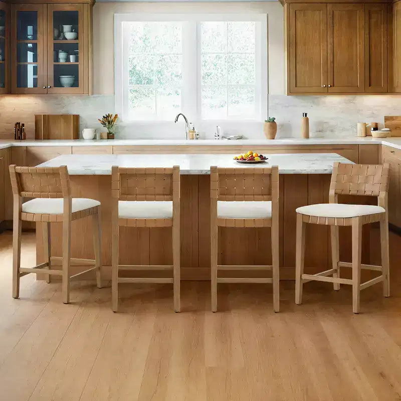 Tabouret de bar Spruce&Spring 26 en bois massif hauteur comptoir avec dossier en PVC tressé à la main et assise rembourrée, lot de 2