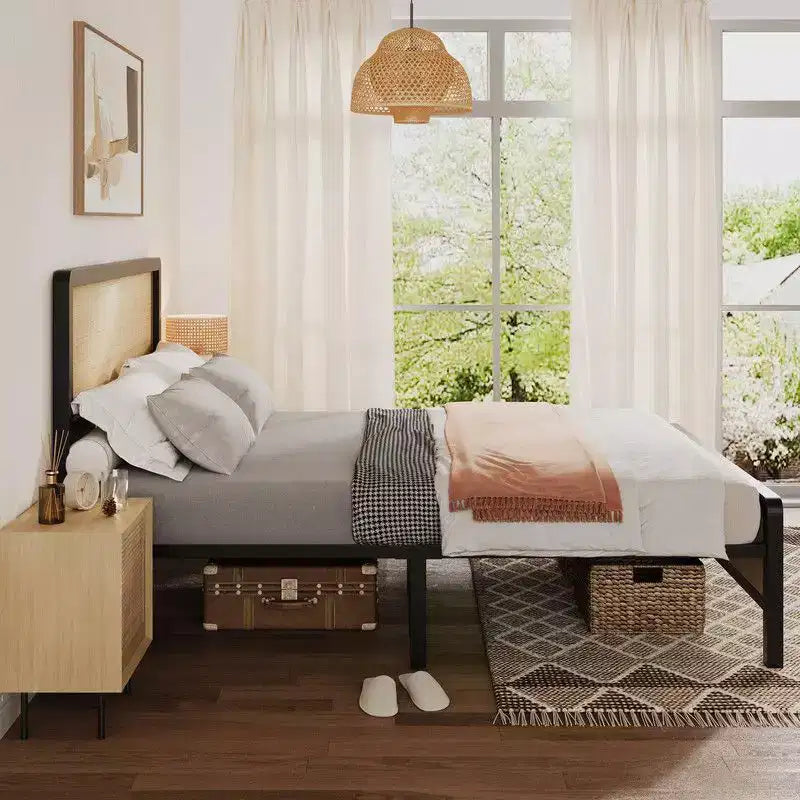 Lit plateforme en rotin Coolmee, grand lit/lit queen-size, cadre de lit avec tête et pied de lit en rotin naturel, cadre de lit en métal avec rangement sous le lit