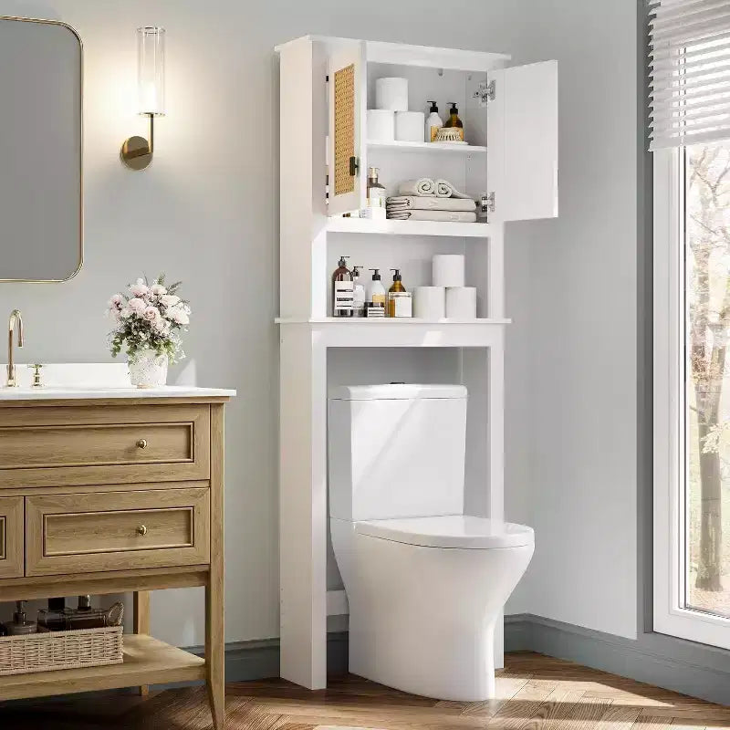 Meuble de rangement Acekool au-dessus des toilettes, organisateur de salle de bain de style ferme avec portes en rotin, étagère réglable, armoire de salle de bain blanche