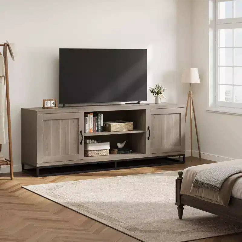 Meuble TV de ferme Garvee pour téléviseur de 75 pouces, meuble de divertissement avec pieds métalliques robustes et étagères réglables, console multimédia en bois pour salon et chambre