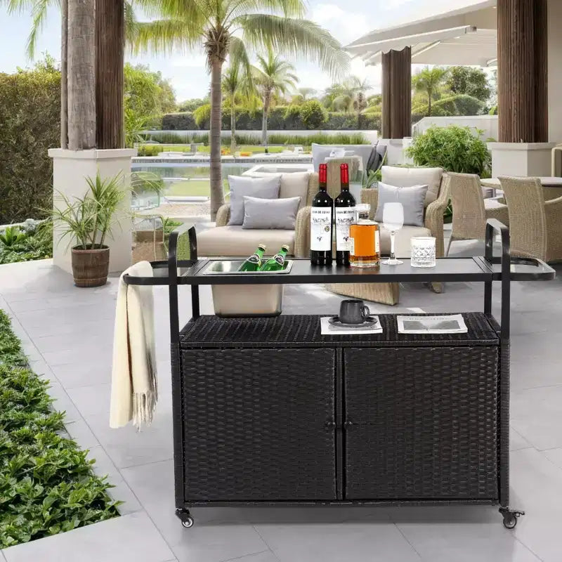 NAYSAYE Chariot de service de bar Table d'extérieur en osier avec armoire et plateau en acier pour patio, Noir, 51.57*19.69*35.83