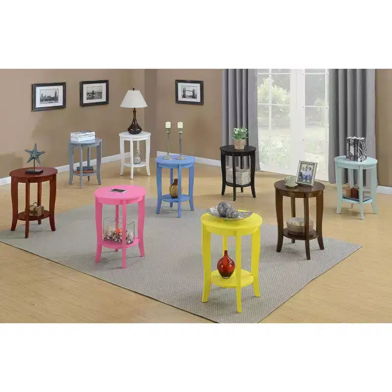 Table d'appoint ronde HomeStock Belmont avec étagère inférieure, pieds incurvés et finition lisse, idéale pour les coins de salon ou de chambre à coucher.