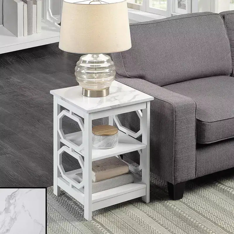 HomeStock Belmont – Table d'appoint avec étagères et côtés découpés en octogone, table d'appoint contemporaine à trois niveaux pour la décoration du salon
