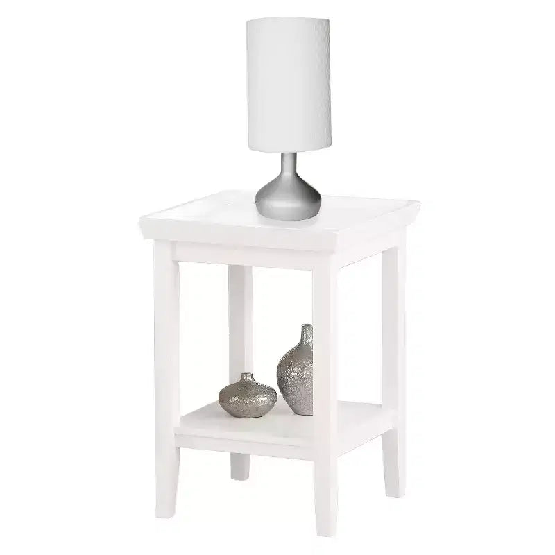 HomeStock Belmont – Table d'appoint avec plateau à rebord surélevé et étagère inférieure, table d'appoint en bois d'hévéa pour le rangement, l'exposition et l'organisation