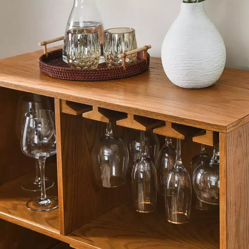 Meuble à vin en bois de 80 cm avec porte-verres, casier à vin, étagères réglables et rangement latéral pour la cuisine ou le bar.