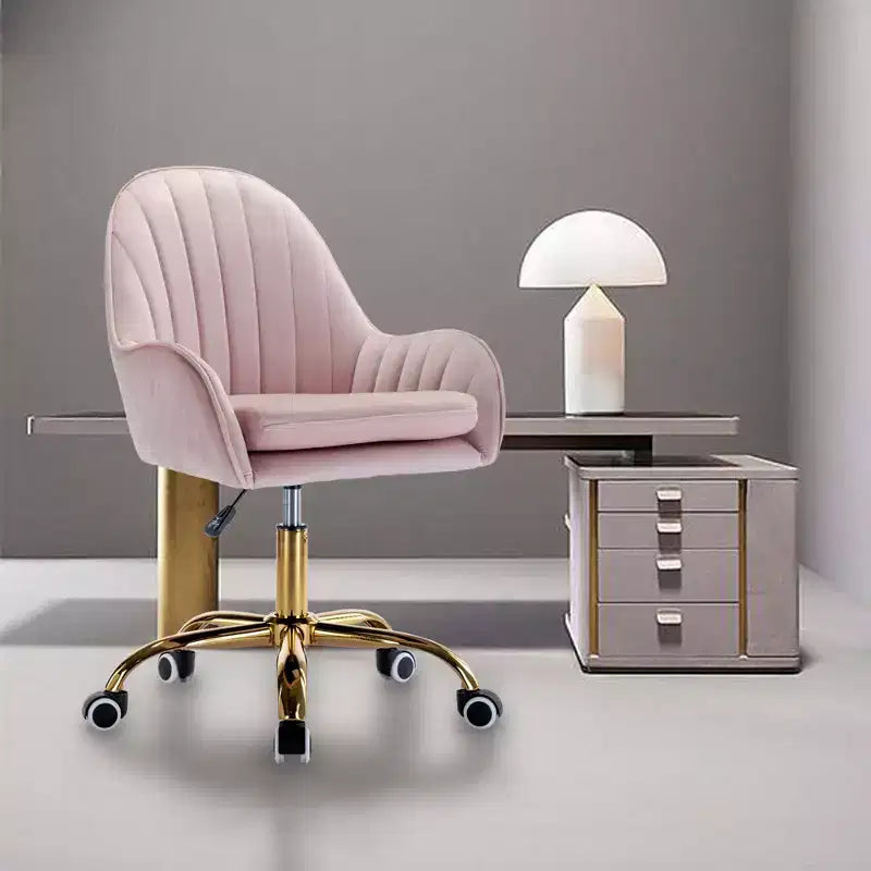 Fauteuil de bureau Okak Velvet, jolie chaise de bureau avec base en métal doré, chaise de coiffeuse pour salon, coiffeuse, bureau, rose
