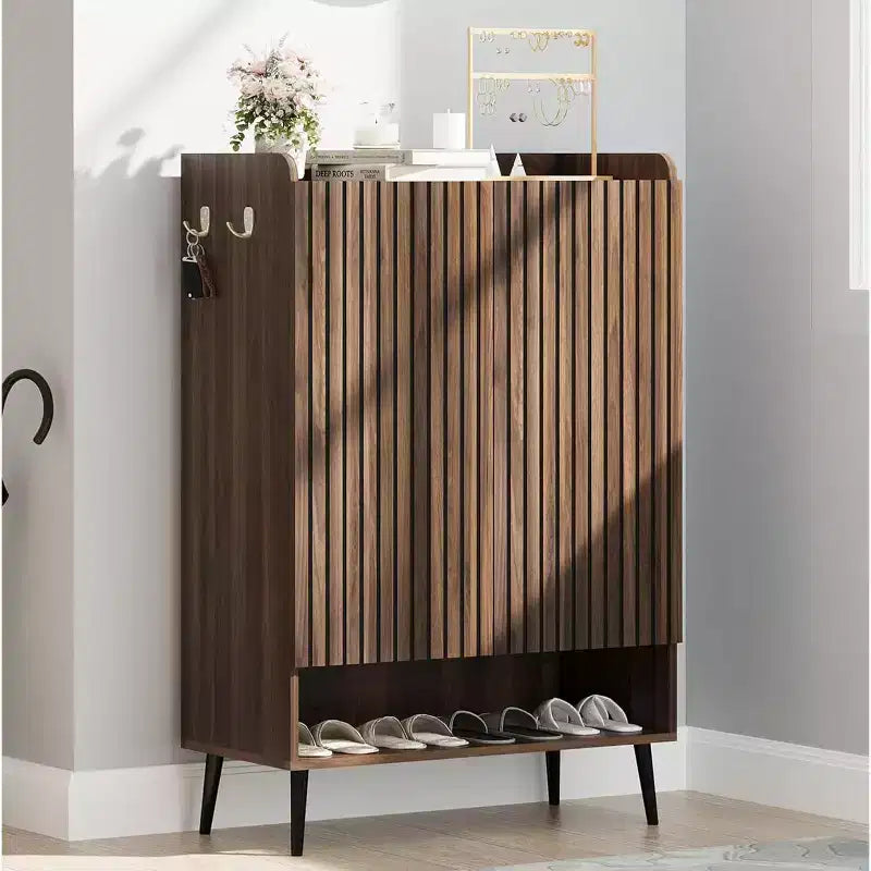 Meuble de rangement pour chaussures à 6 niveaux, grande capacité, avec section pour bottes, crochets pratiques pour entrées modernes, marron-noir