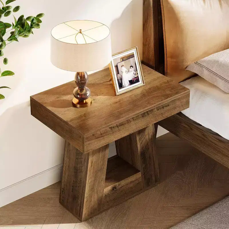 Table d'appoint en bois Lantine 24 pour salon, table de chevet à 2 niveaux avec base trapézoïdale, petite table de chevet de style ferme pour chambre à coucher
