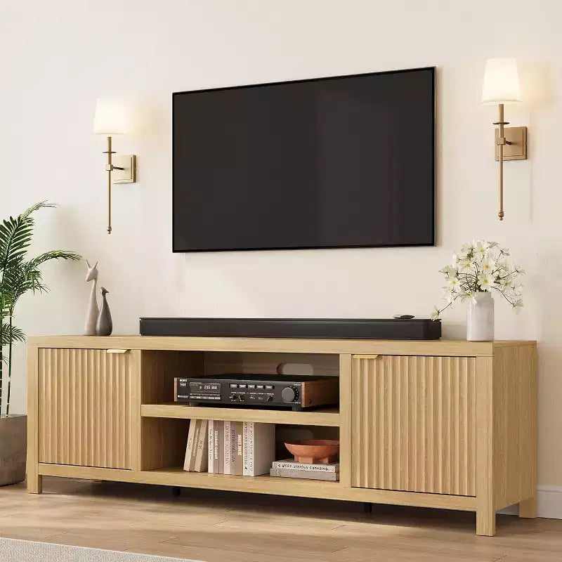 Meuble TV en bois avec portes ondulées et poignées dorées