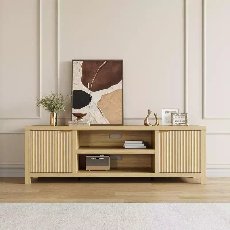 Meuble TV en bois avec portes ondulées et poignées dorées