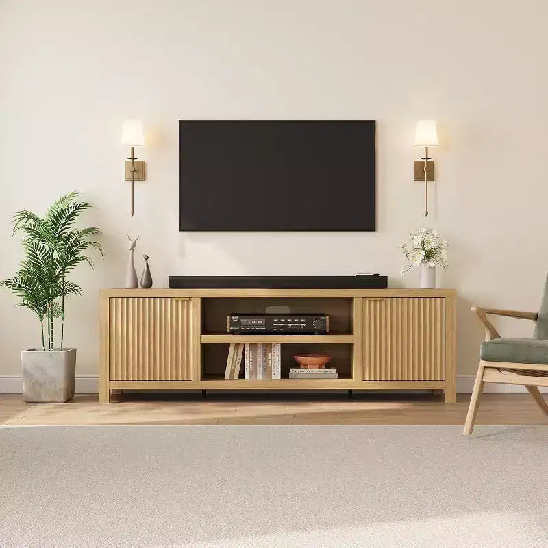 Meuble TV en bois avec portes ondulées et poignées dorées
