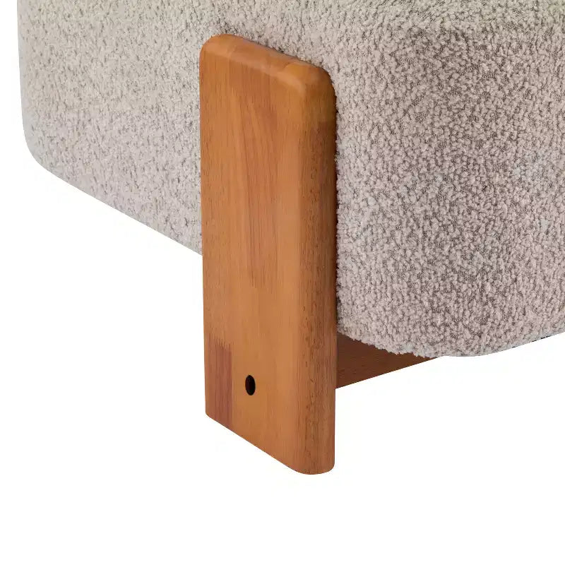 Fauteuil d'appoint contemporain en hévéa et bouclé