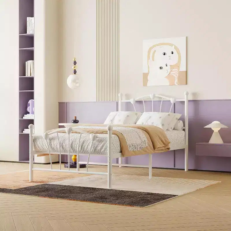 Cadre de lit simple en métal avec tête de lit en forme de cœur