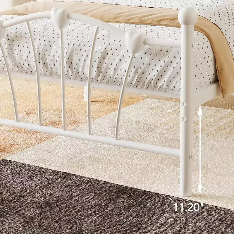Cadre de lit simple en métal avec tête de lit en forme de cœur
