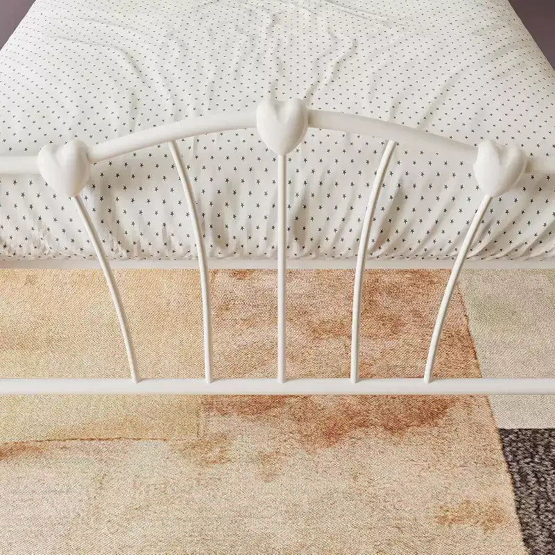 Cadre de lit simple en métal avec tête de lit en forme de cœur
