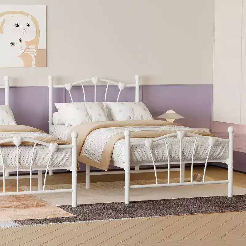 Cadre de lit simple en métal avec tête de lit en forme de cœur