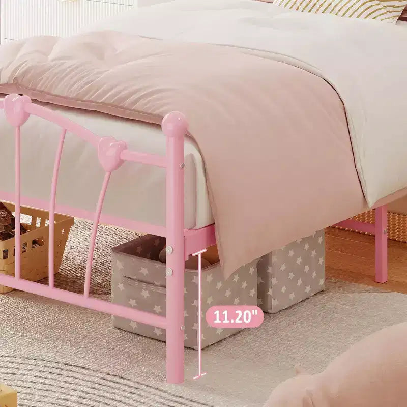 Cadre de lit simple en métal avec tête de lit en forme de cœur