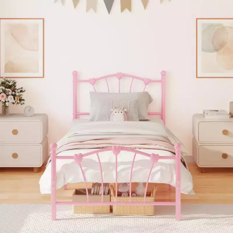 Cadre de lit simple en métal avec tête de lit en forme de cœur