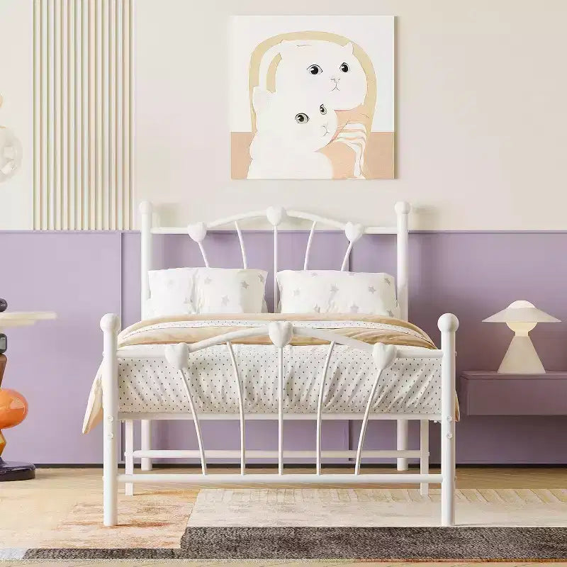 Cadre de lit simple en métal avec tête de lit en forme de cœur