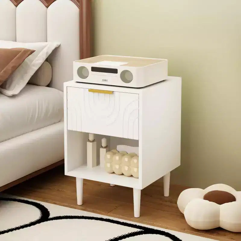22.83 H Chevet moderne blanc avec un tiroir et une étagère ouverte, Poignée dorée - Accent, Idéal pour la décoration de la chambre