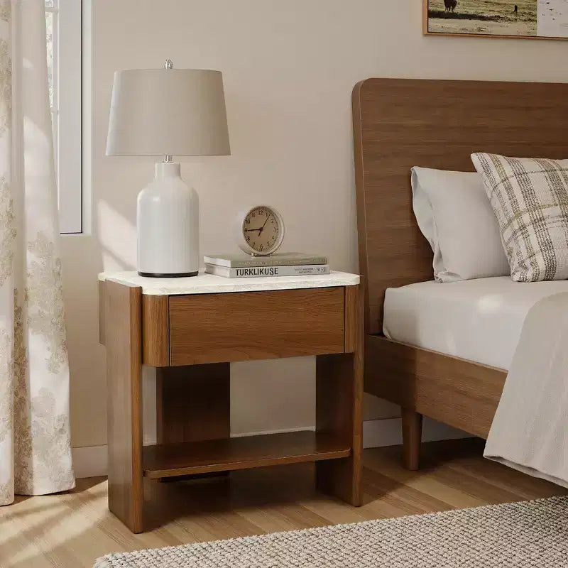 Table de chevet LuxenHome en faux travertin avec tiroir et étagère ouverte, table d'appoint en bois MDF marron