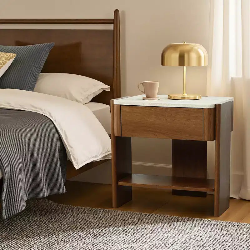 Table de chevet LuxenHome en faux travertin avec tiroir et étagère ouverte, table d'appoint en bois MDF marron