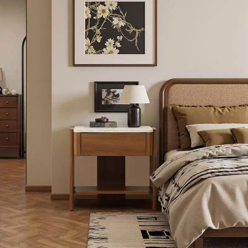Table de chevet LuxenHome en faux travertin avec tiroir et étagère ouverte, table d'appoint en bois MDF marron