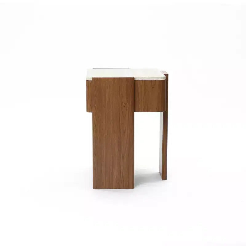 Table de chevet LuxenHome en faux travertin avec tiroir et étagère ouverte, table d'appoint en bois MDF marron