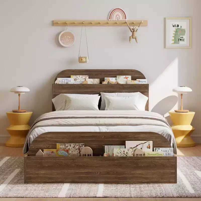 Cadre de lit. Lits en bois avec tête de lit de rangement et pied de lit surélevé. Lit plateforme bas pour chambre à coucher