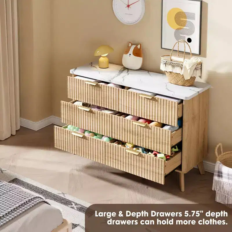 Commode à 6 tiroirs, 120 cm de large, avec tiroirs en bois cannelé et poignées dorées, design profilé incurvé pour chambre et salon