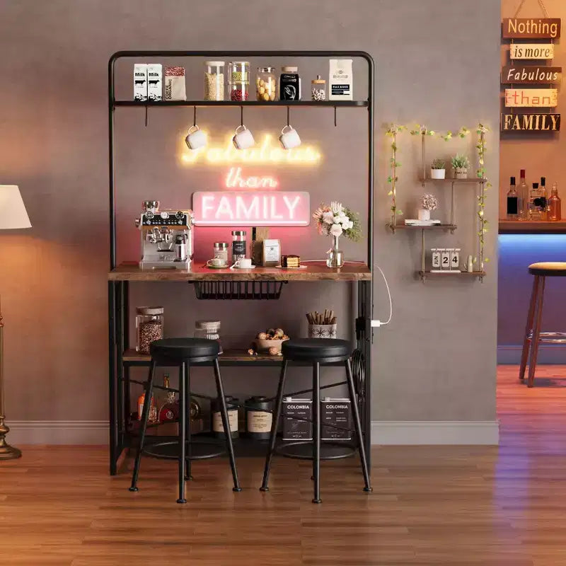 Îlot de cuisine industriel 42 pouces avec prise de courant et 2 tabourets de bar, ensemble de salle à manger 3 pièces avec étagères de rangement, support pour micro-ondes et 5 crochets pour bar à café