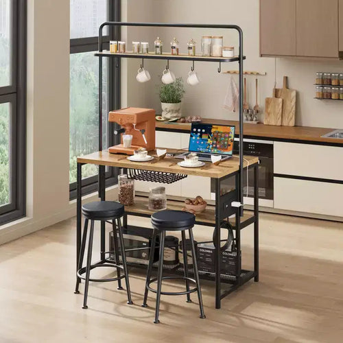Îlot de cuisine industriel 42 pouces avec prise de courant et 2 tabourets de bar, ensemble de salle à manger 3 pièces avec étagères de rangement, support pour micro-ondes et 5 crochets pour bar à café